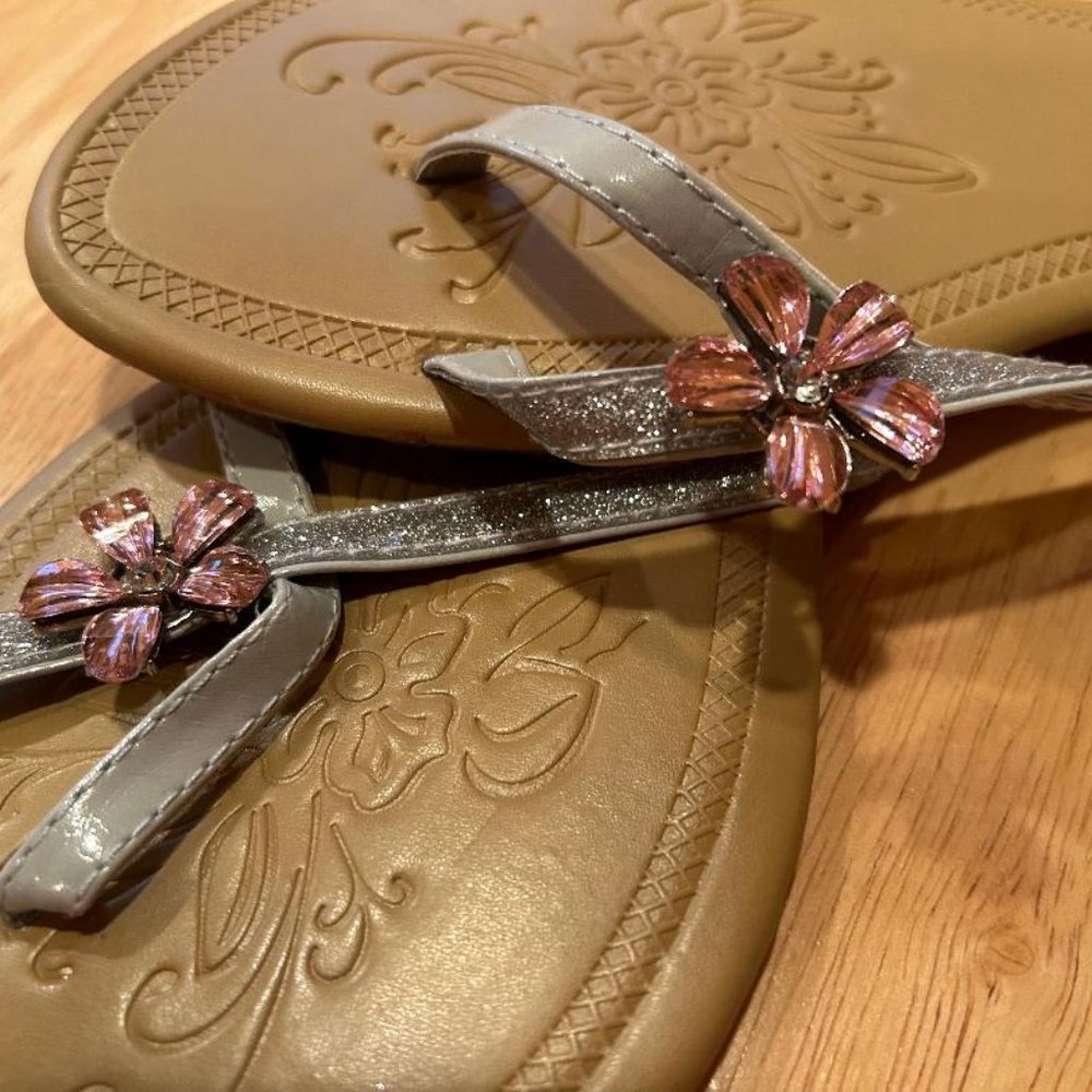 AVON thong sandal with pink flower (Size 9-10)